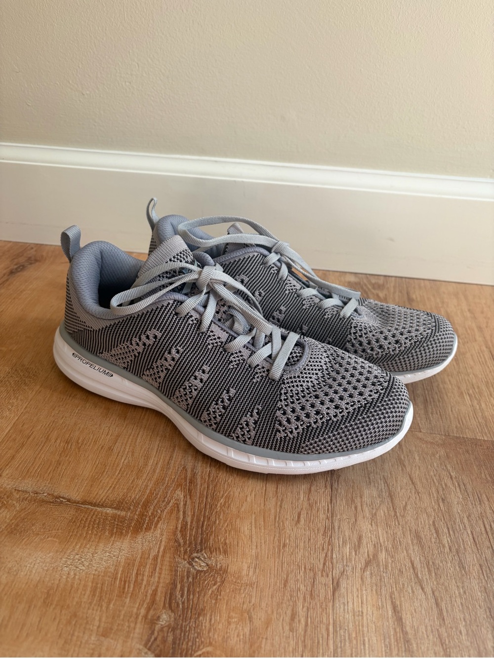 APL TechLoom Pro sneakers in Heather Grey Women’s 8.5, Men’s 7 Unisex